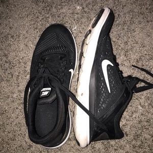 7.5 Women’s Nike flex run tennis shoes